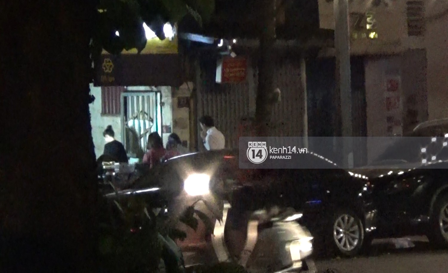 Nhan Phúc Vinh cởi áo khoác cho Nhã Phương khi ngồi cạnh, cùng nhau đi ăn đến gần 2 giờ sáng